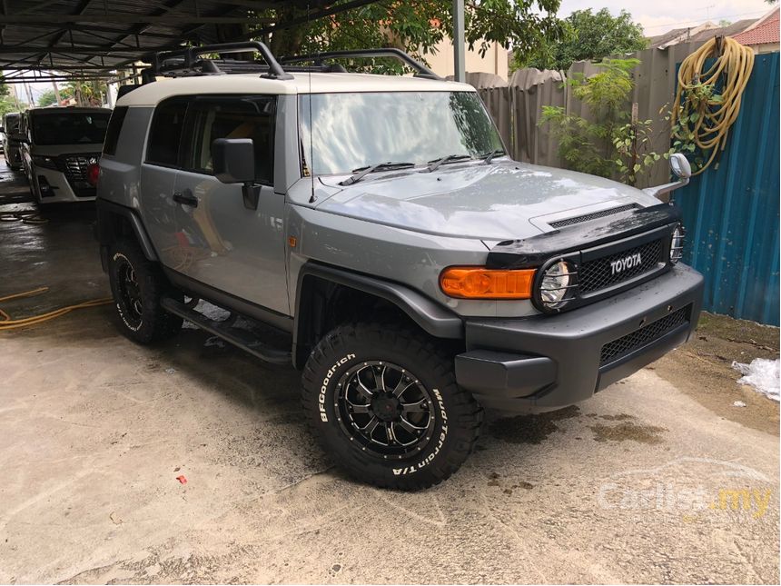 Recon 2014 4x4 NARDO GREY TRD OFF ROAD Toyota FJ Cruiser 4.0 UNREG
