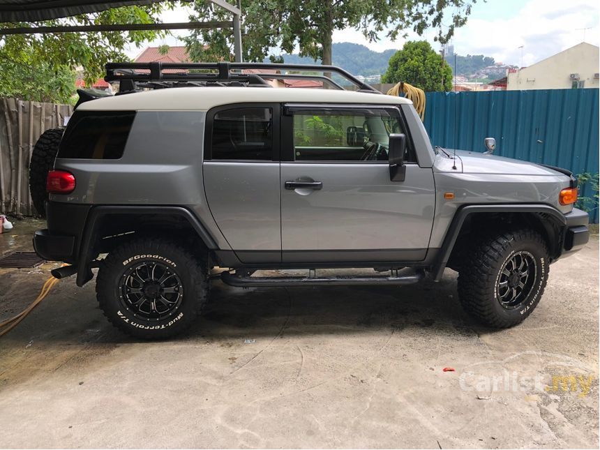 Recon 2014 4x4 NARDO GREY TRD OFF ROAD Toyota FJ Cruiser 4.0 UNREG
