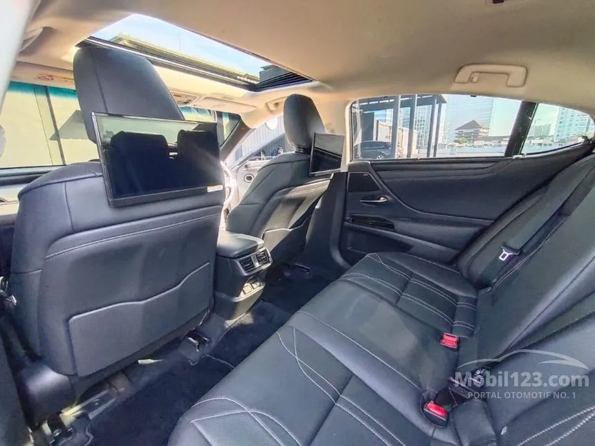 2021 Lexus ES300h Ultra Luxury Sedan