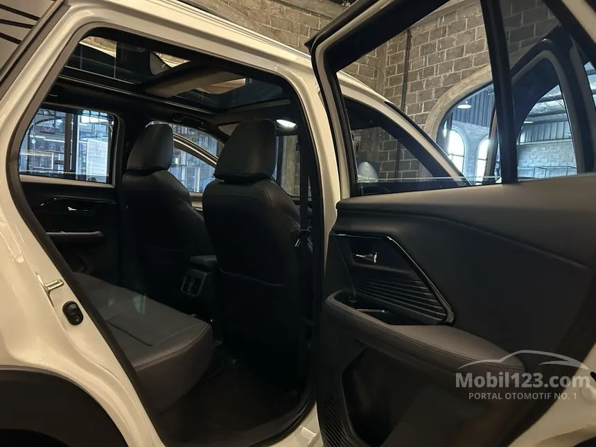 2023 Toyota Yaris Cross S HV SUV