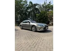 2020 Lexus ES 300h 2.5 Ultra Luxury Sedan HYBRID ES300. Cocok Utk Pemakaian Harian. LOW KM 28,xxx RECORD Titanium Silver On Black. ANTIK MULUS TERAWAT