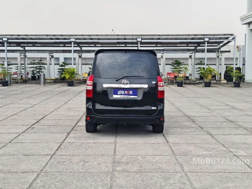 2013 Toyota NAV1 V MPV