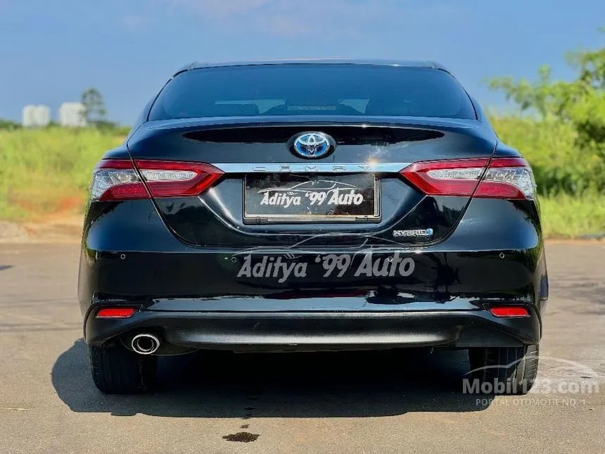 2019 Toyota Camry Hybrid Sedan