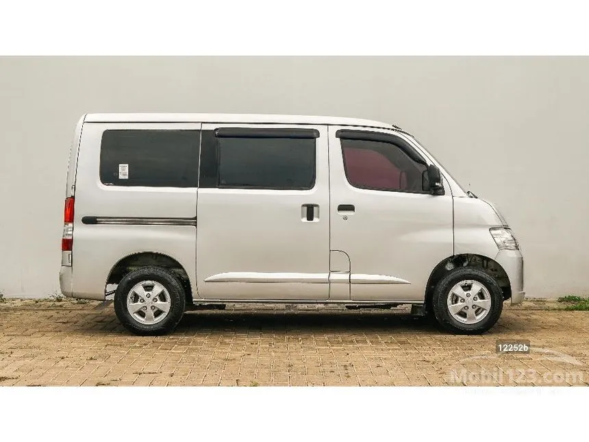 2021 Daihatsu Gran Max Mini Bus D Van