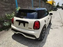 (8300-Km Genuine LOW Mileage, Grade 5, Provide Warranty) 2022 MINI Cooper S 2.0. Digital Meter. Reverse Camera. Pre-Collision. JCW