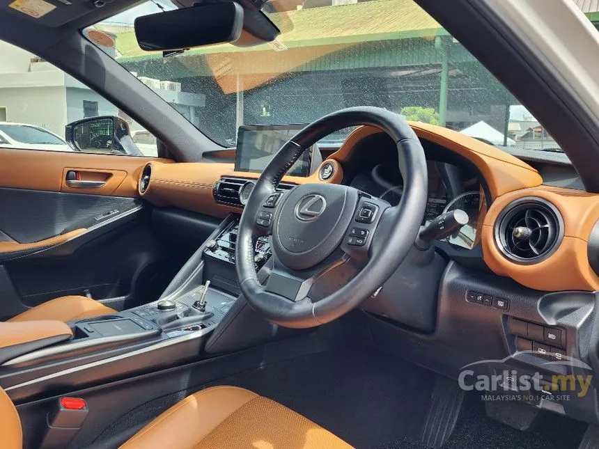 2023 Lexus IS 300 Version L Sedan