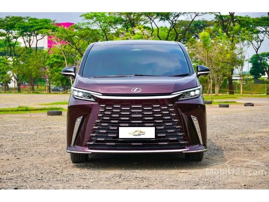2025 Lexus LM 350h 7 Seater MPV