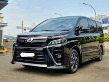 2017 Toyota Voxy 2.0 R80 Wagon hitam kilometer 20 rban siap pakai