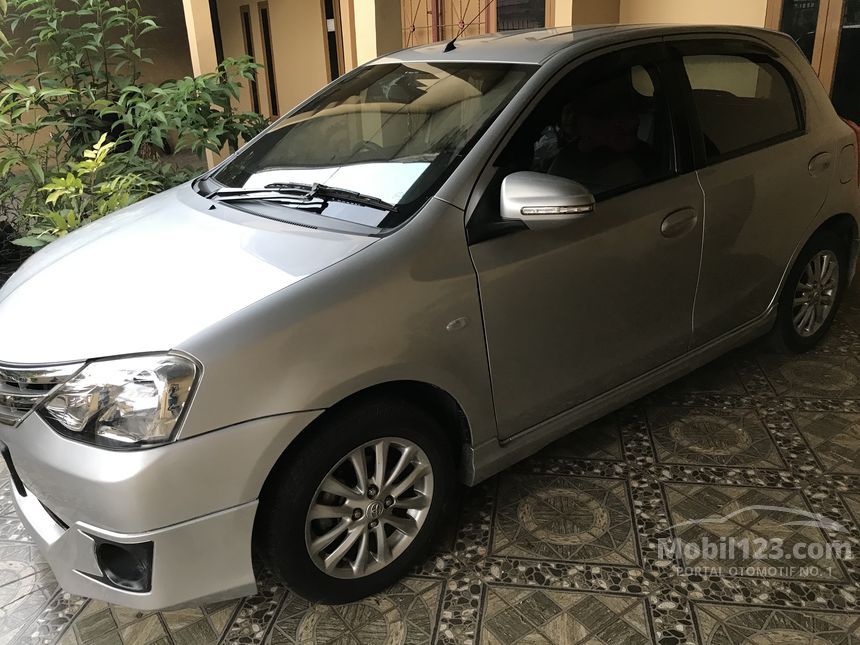 2014 Toyota Etios Valco G Hatchback