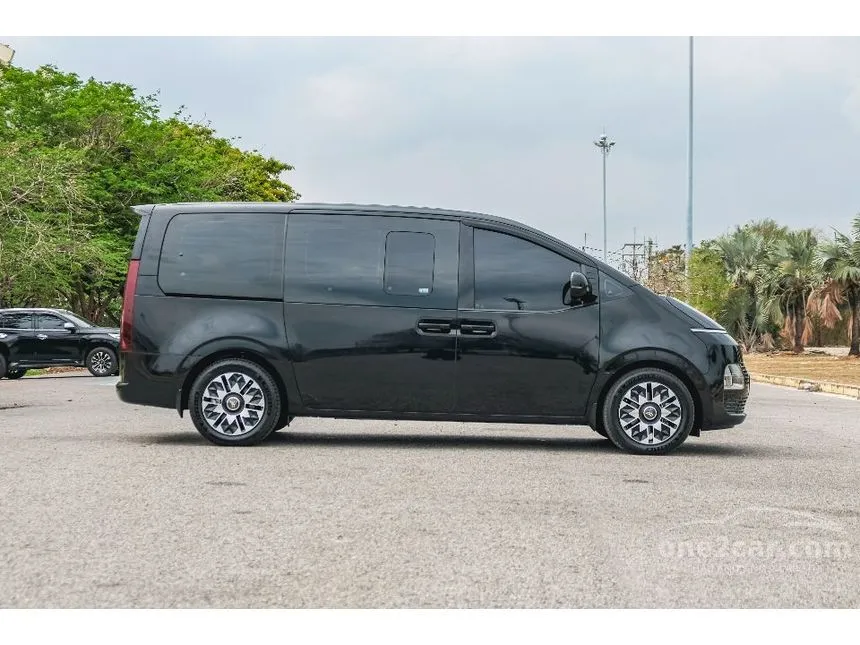 2022 Hyundai Staria SEL Van