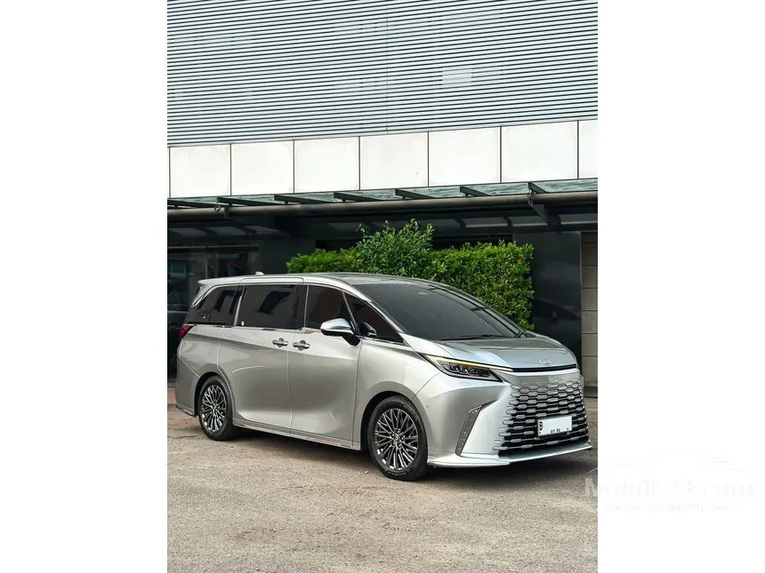 2025 Lexus LM 350h 4 Seater MPV