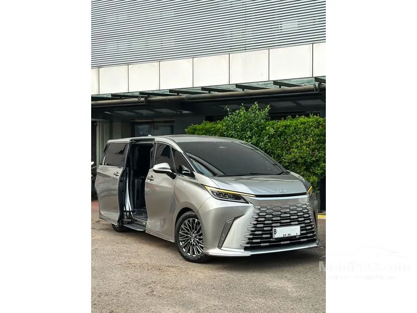 2025 Lexus LM 350h 4 Seater MPV