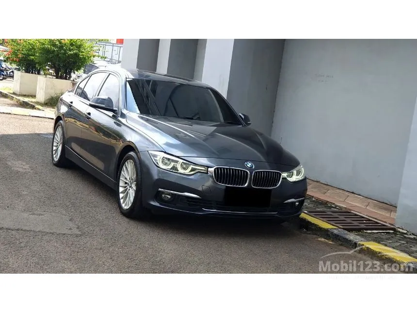 2018 BMW 320i Luxury Sedan