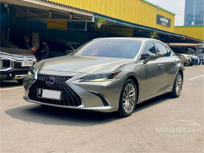 2022 Lexus ES 300h Ultra Luxury Sedan