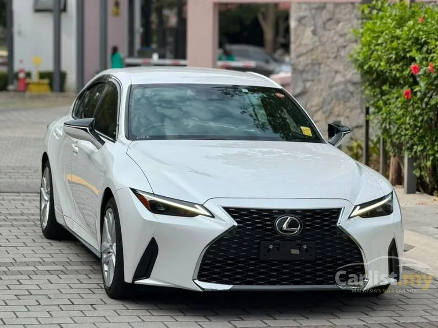 2023 Lexus IS 300 Version L Sedan