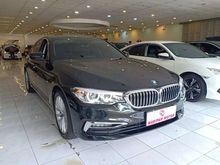 BMW 530i 2.0 Luxury Line AT 2018 Hitam Metalik Km Rendah Seperti Baru Antik 530 i