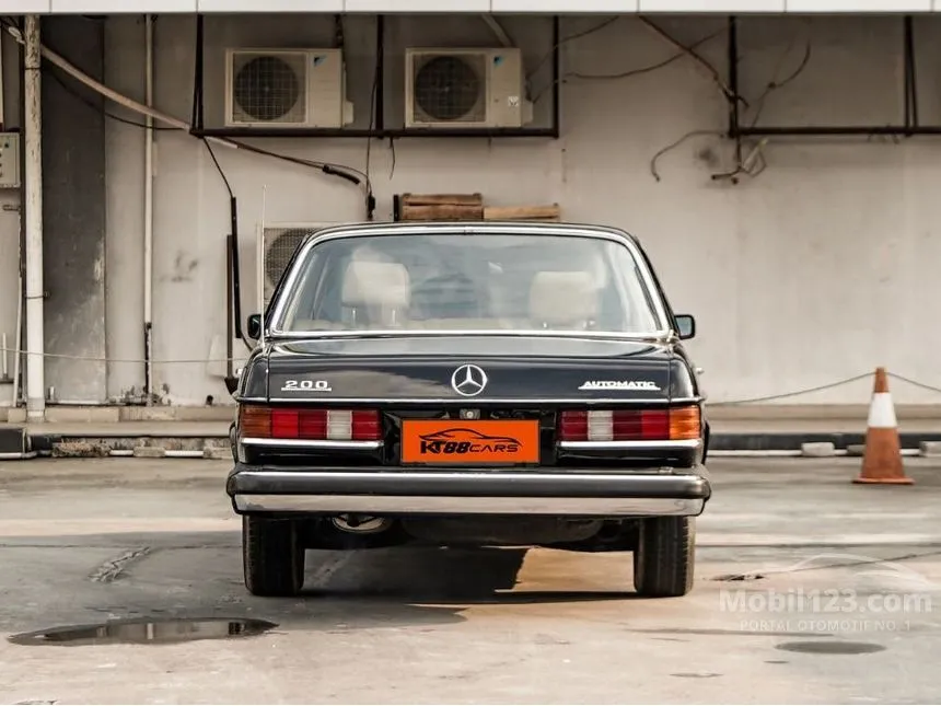 1984 Mercedes-Benz 200 W123 Sedan