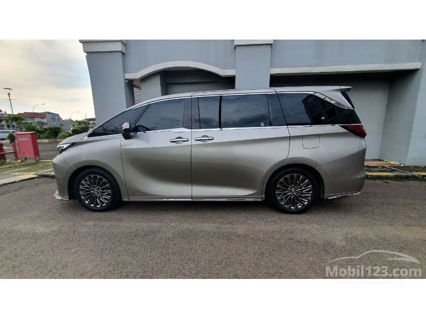 2025 Lexus LM 350h 4 Seater MPV