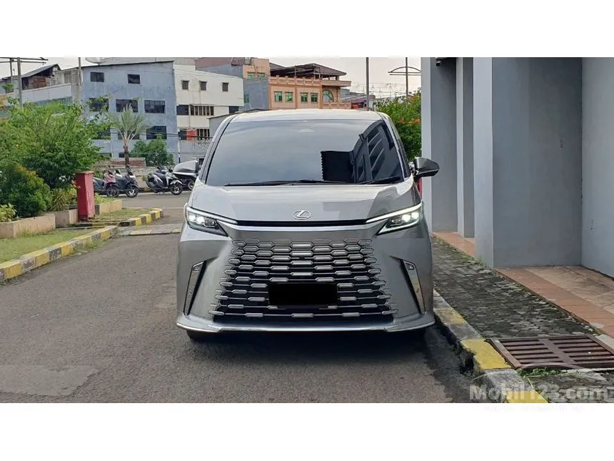 2025 Lexus LM 350h 4 Seater MPV