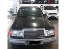 Mercedes-Benz 230E Automatic Th. 1991, HITAM