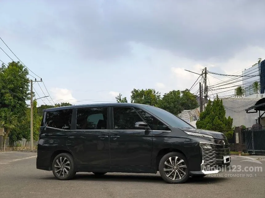Jual Mobil Toyota Voxy 2022 2.0 di Jawa Timur Automatic Wagon Hitam Rp 545.000.002