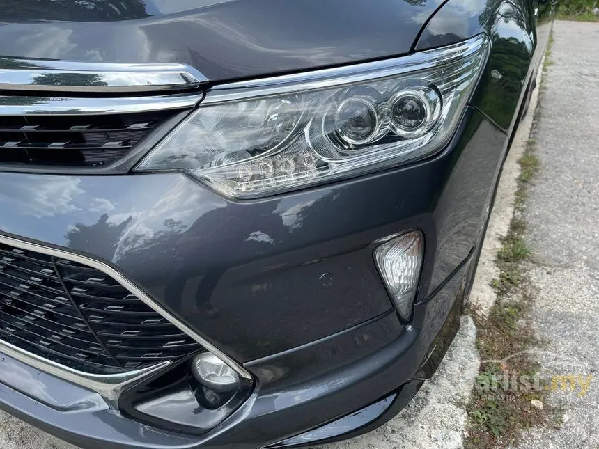 2017 Toyota Camry Hybrid Luxury Sedan