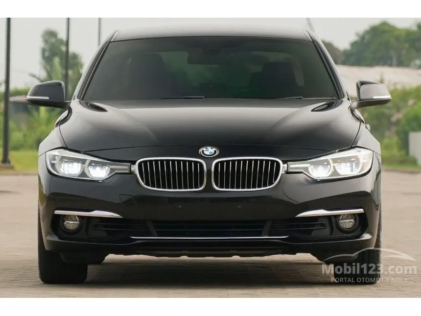 2018 BMW 320i Luxury Sedan