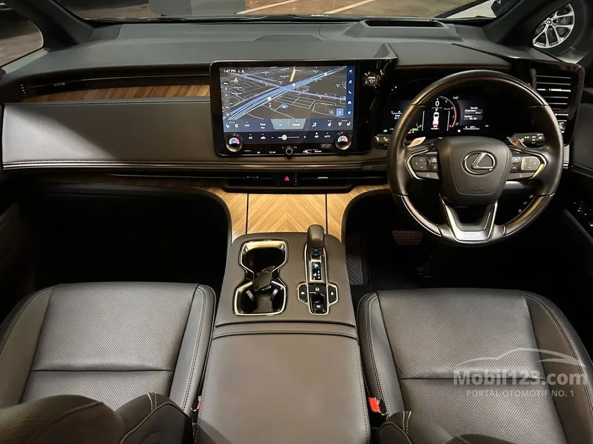 2024 Lexus LM 350h 7 Seater MPV
