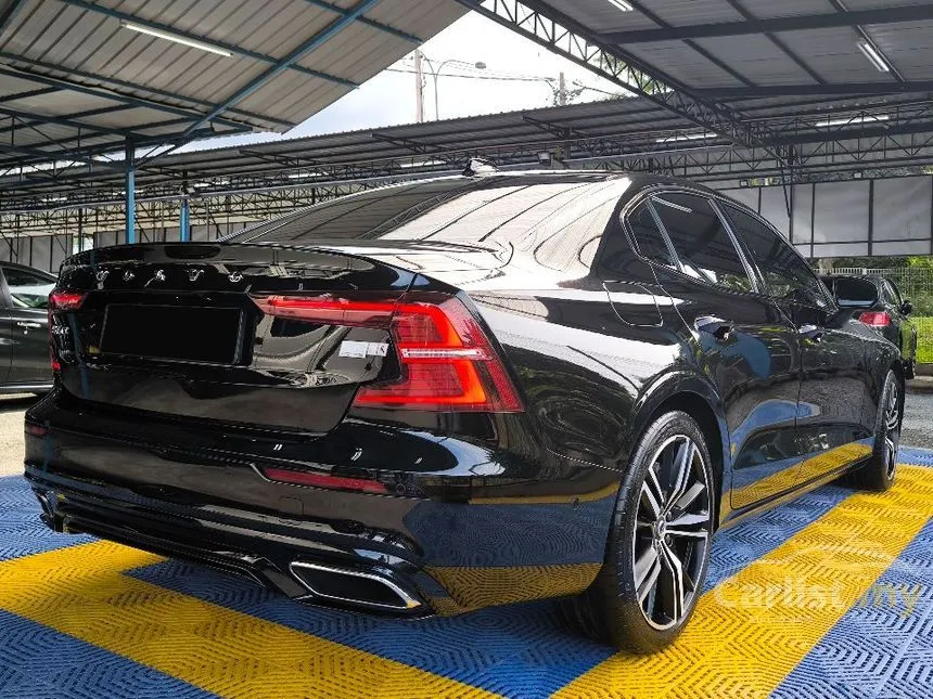 2022 Volvo S60 Recharge T8 R-Design Sedan