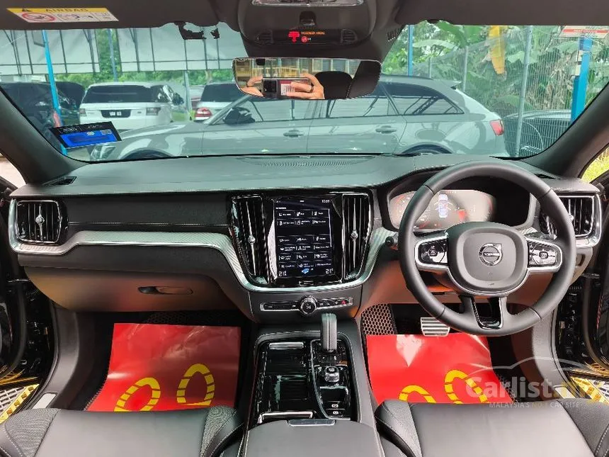 2022 Volvo S60 Recharge T8 R-Design Sedan