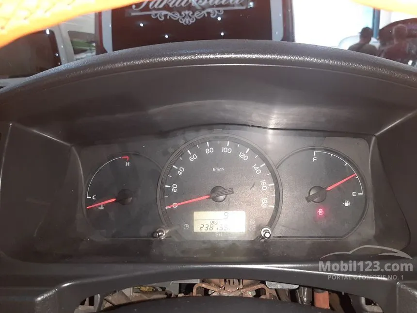 2014 Toyota Hiace Commuter Van