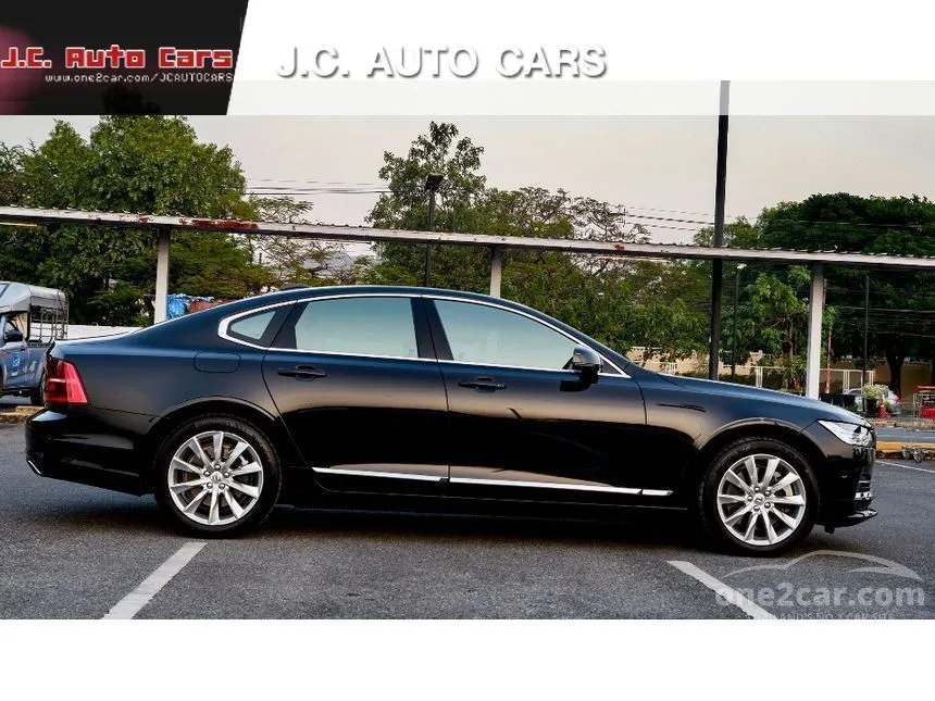 2018 Volvo S90 T8 Momentum Sedan