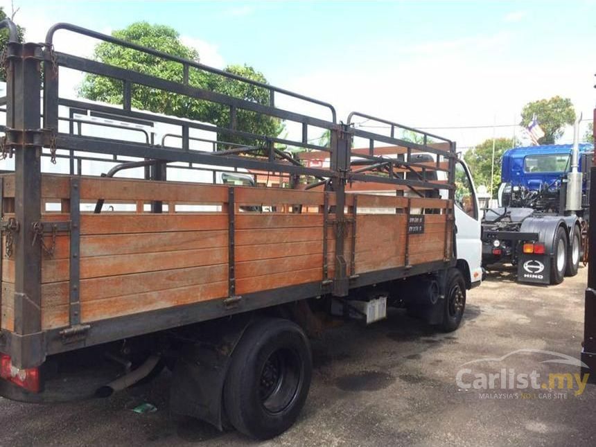 Bison BJ 1049 2011 4.0 in Johor Manual Lorry White for RM 