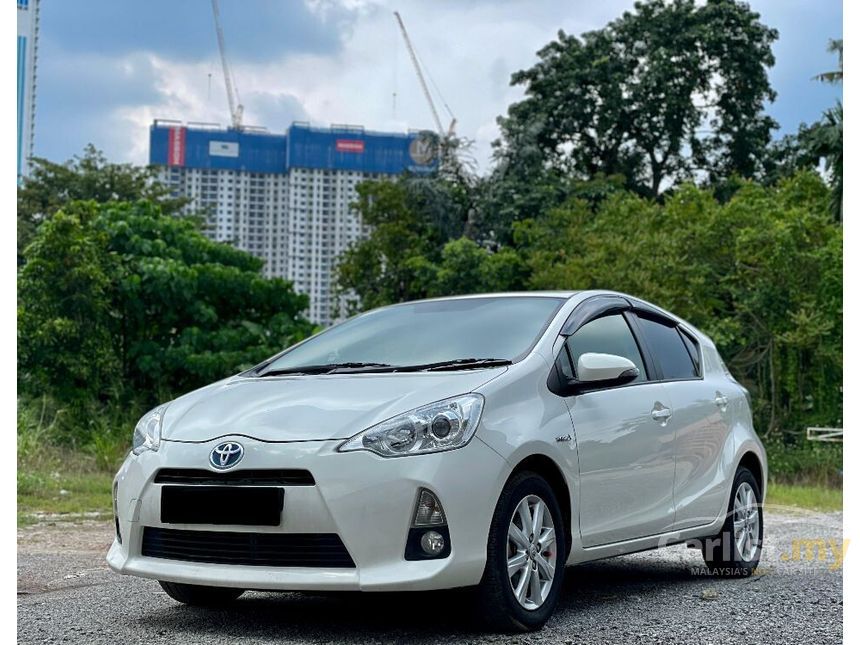 Used 2013 Toyota Prius C 1.5 Hybrid Hatchback / Warrenty Battery 1 Yr / One Owner / TIPTOP CONDITION - Cars for sale