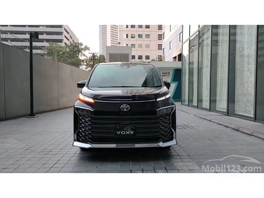 Jual Mobil Toyota Voxy 2023 2.0 di Banten Automatic Van Wagon Hitam Rp 538.000.000