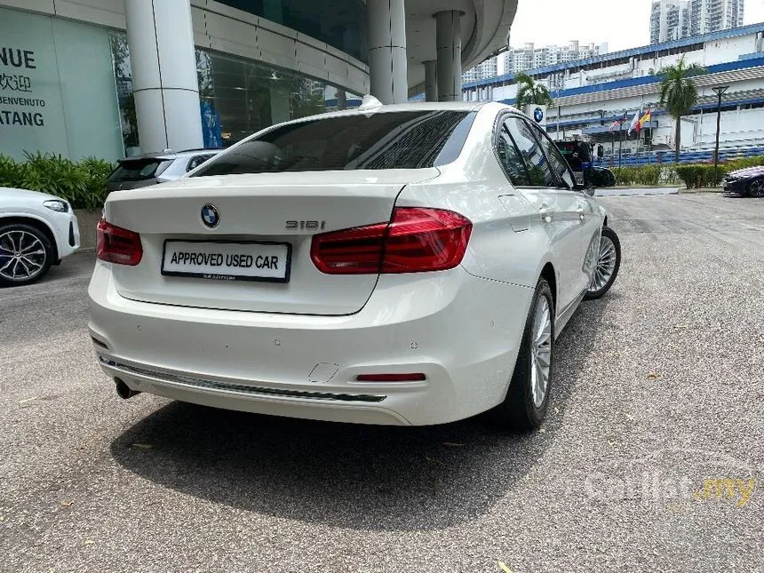 2019 BMW 318i Luxury Sedan