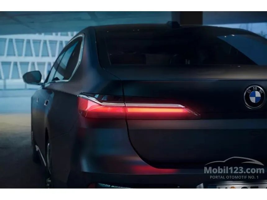 2025 BMW 735i M Sport Sedan