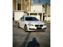 2016 BMW 520i 2.0 Luxury Sedan , LOW KM 49 RB , BMW 520i CKD AT (F10) 2016 PUTIH , SERVICE RECORD BMW , TERAWAT DAN SIAP PAKAI