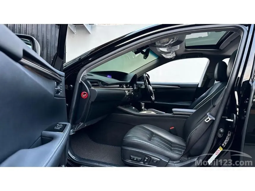 2017 Lexus ES 300h V6 Sedan
