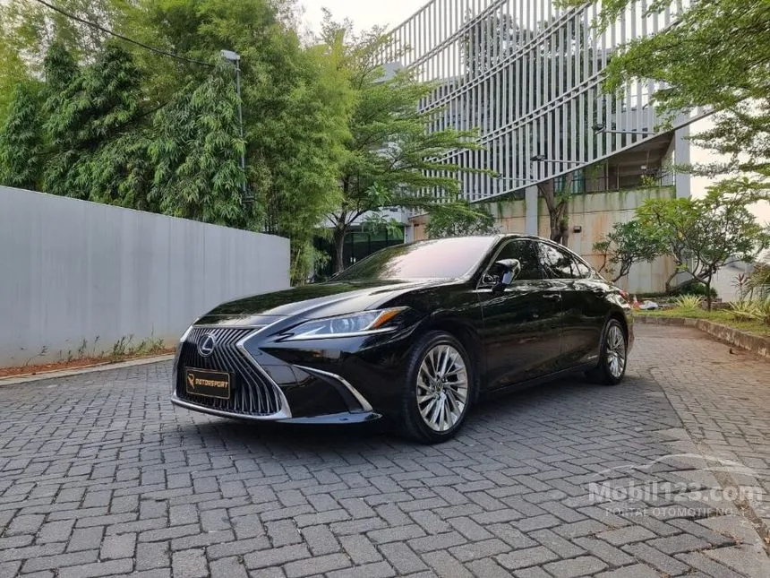 2019 Lexus ES300h Ultra Luxury Sedan
