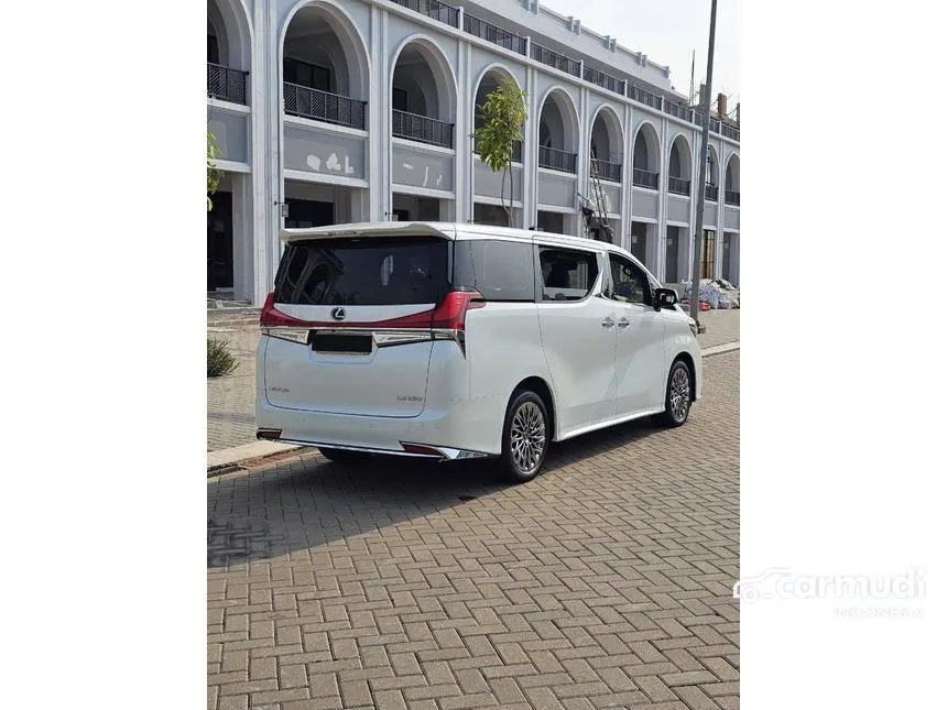 2022 Lexus LM 350 7 Seater MPV