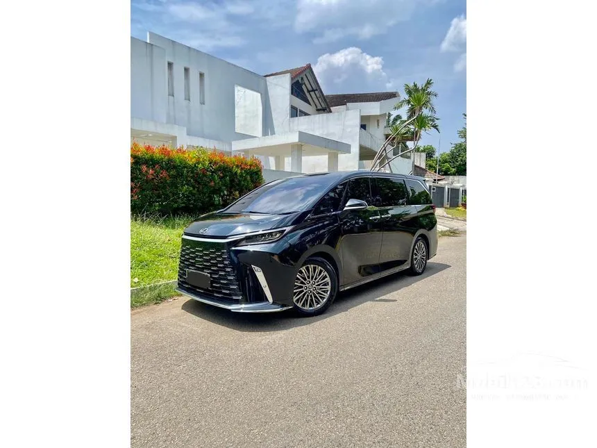2023 Lexus LM 350h 7 Seater MPV