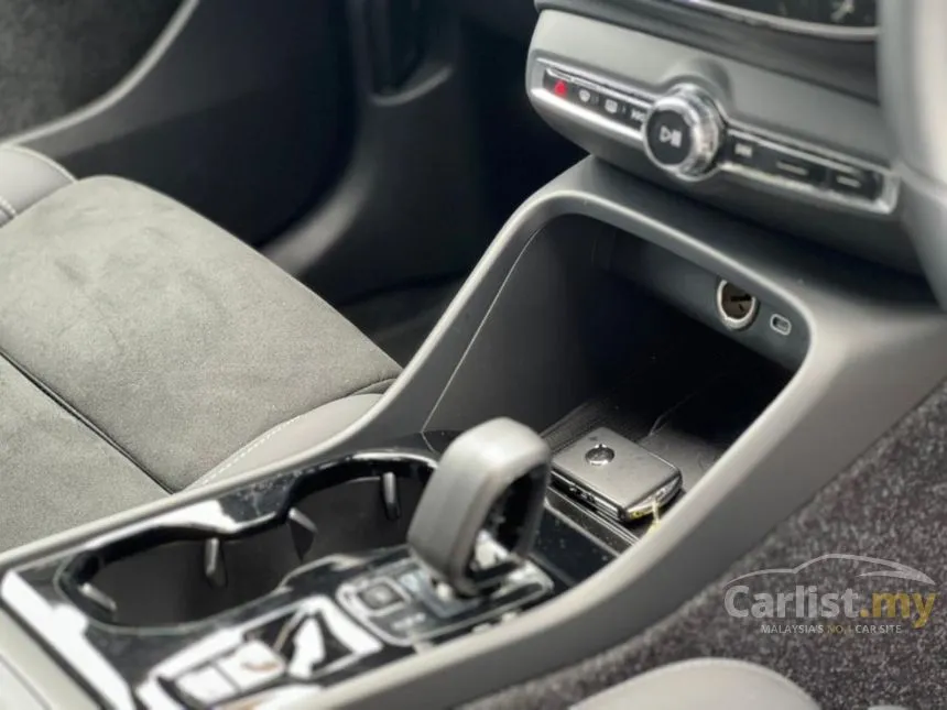 2025 Volvo XC40 B5 Plus SUV