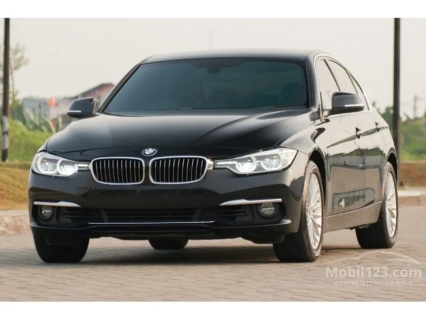 2018 BMW 320i Luxury Sedan