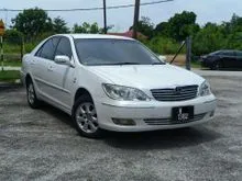(Percuma Warranty)(Percuma Siap Tukar Nama)(Tahun Dibuat 2003)(Toyota Camry 2.0 Sedan)(WHITE)(Leather Seats)(2 SRS Airbags)(BackseatAircond)(AC Sejuk)