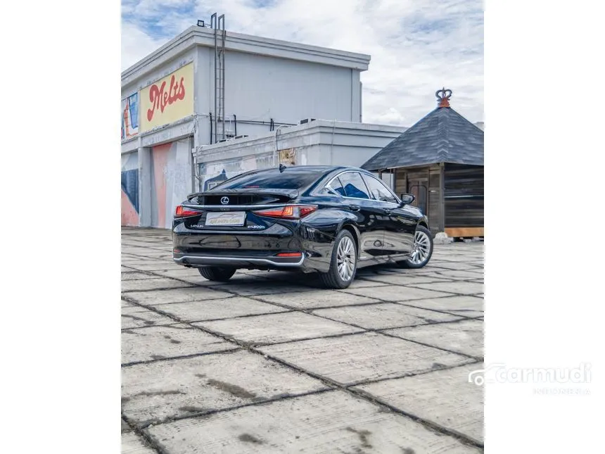 2021 Lexus ES 300h Ultra Luxury Sedan