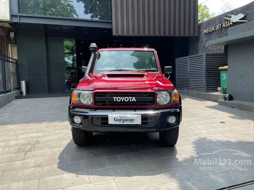 Jual Mobil Toyota Land Cruiser 2023 70 GXL 4.5 di Jawa Barat Manual SUV Merah Rp 2.850.000.000