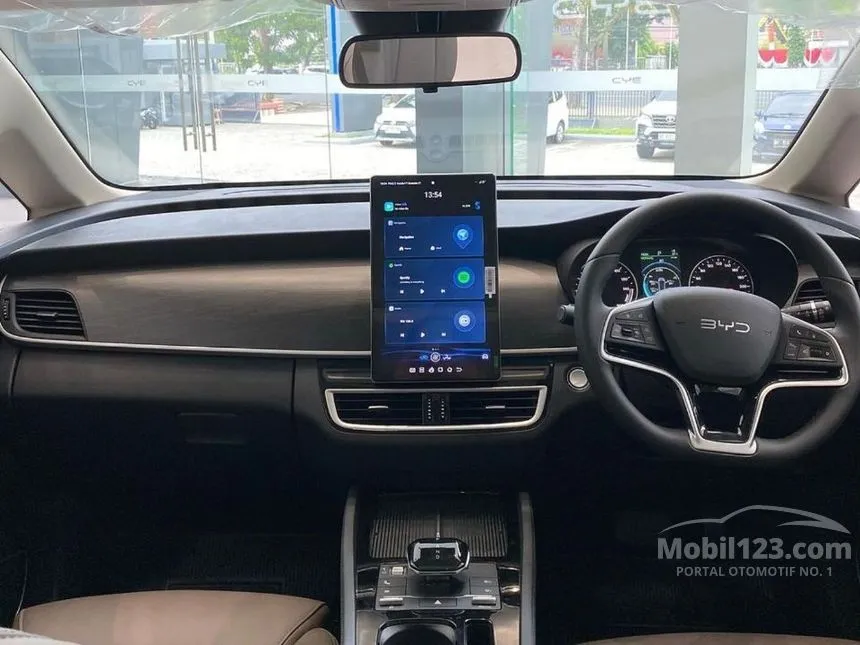 2026 BYD M6 Superior Captain 6 Seater MPV