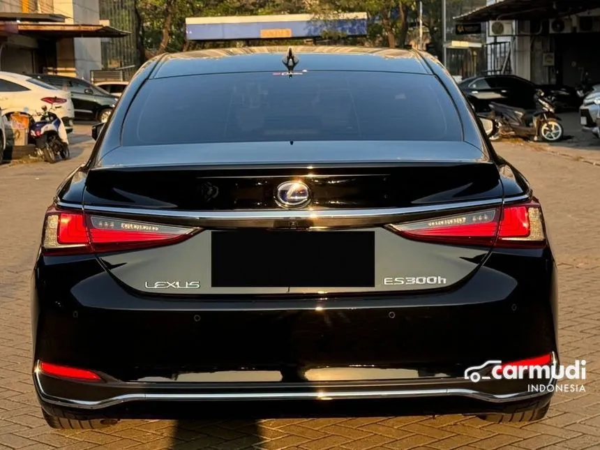 2021 Lexus ES300h Ultra Luxury Sedan