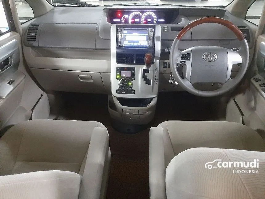 2013 Toyota NAV1 V MPV